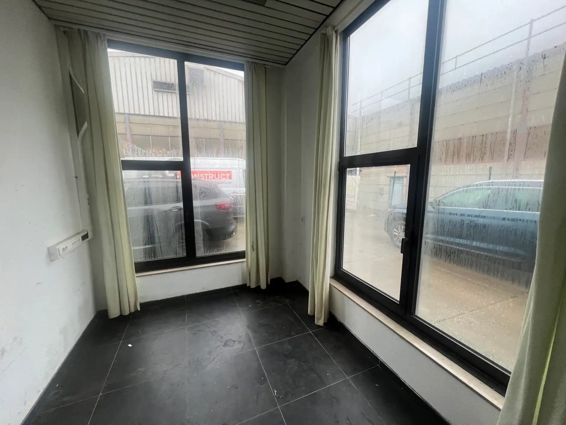 BEDRIJFSGEBOUW VAN 430M² MET KANTOREN  foto 4