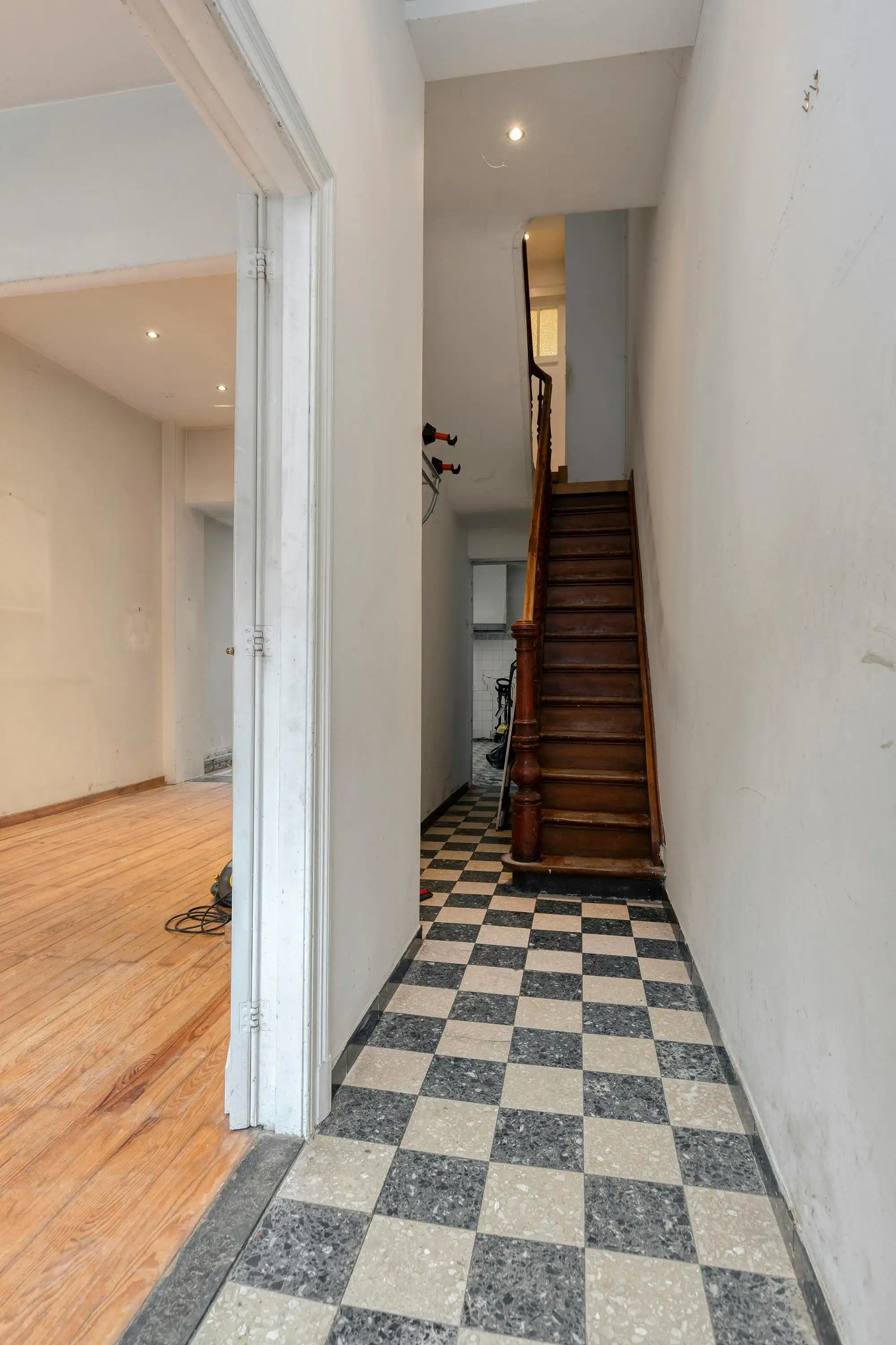 Op te frissen huis met 4 slaapkamers te koop in Borgerhout! foto 11