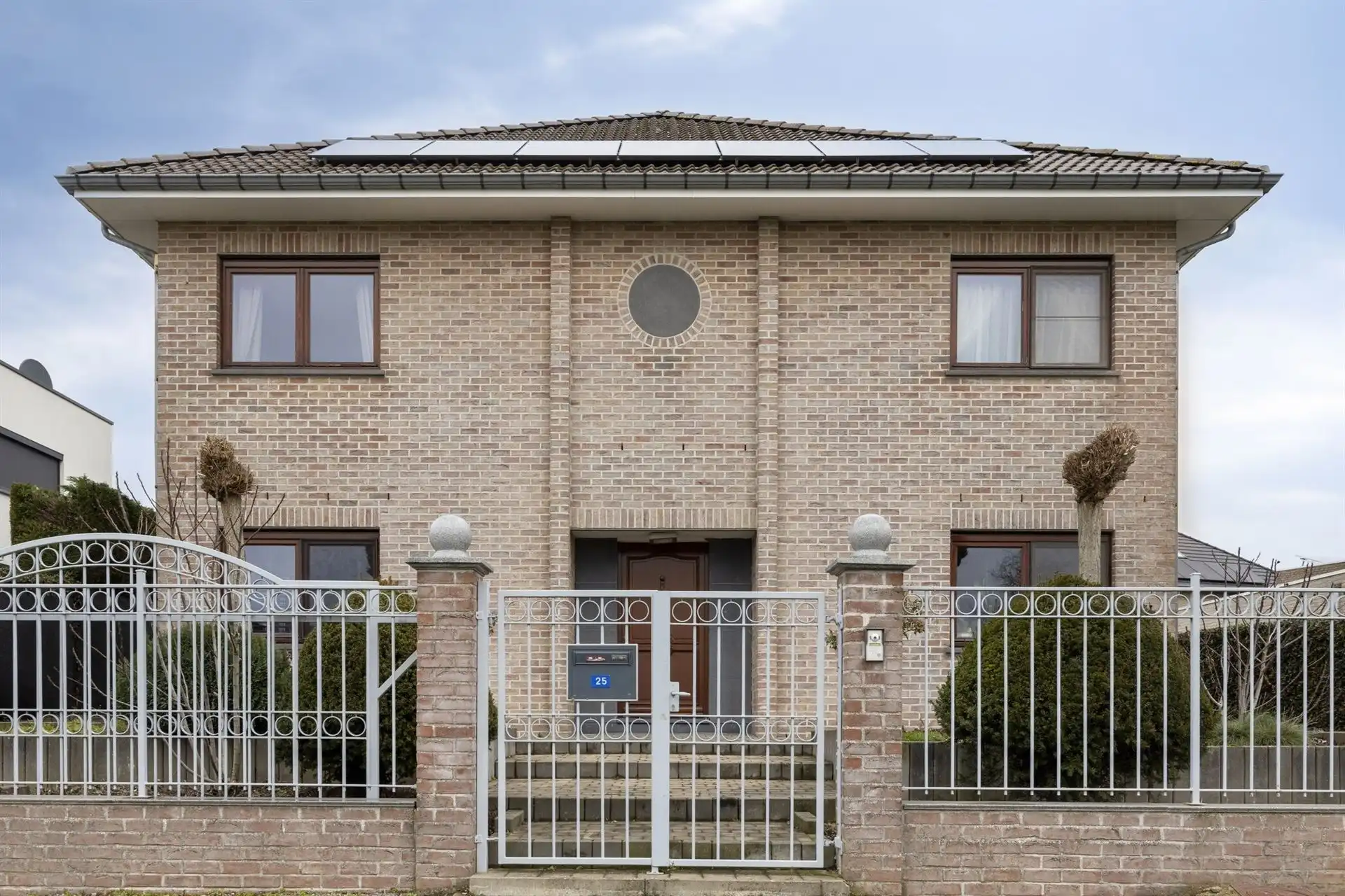 Energiezuinige en ruime villa (322m²) met 6 slaapkamers en 3 badkamers te Veldwezelt (Lanaken) foto {{pictureIndex}}