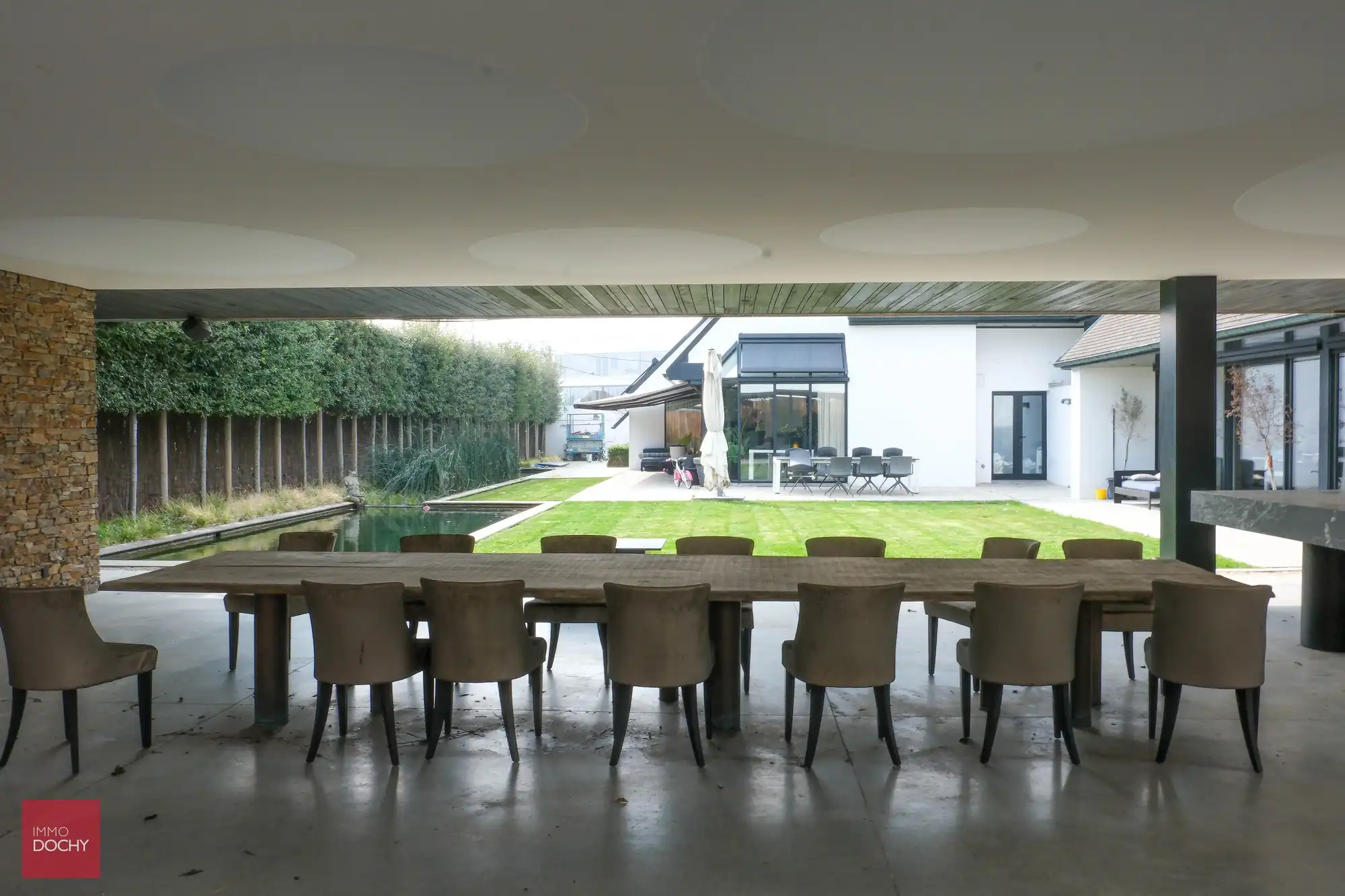 Commercieel gelegen kantoorcomplex met privé-woonst (villa) foto 15