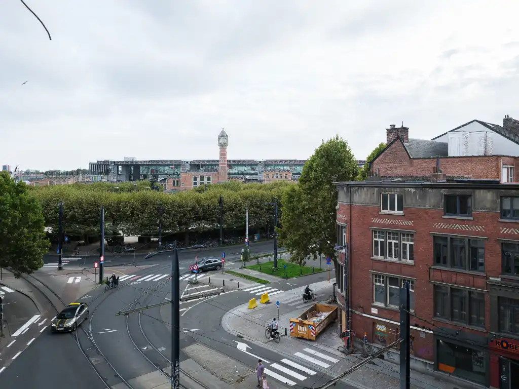 Ruim appartement (115 m² BVO) met 3 volwaardige slaapkamers en twee buitenruimtes nabij station Gent-Sint-Pieters. foto 6