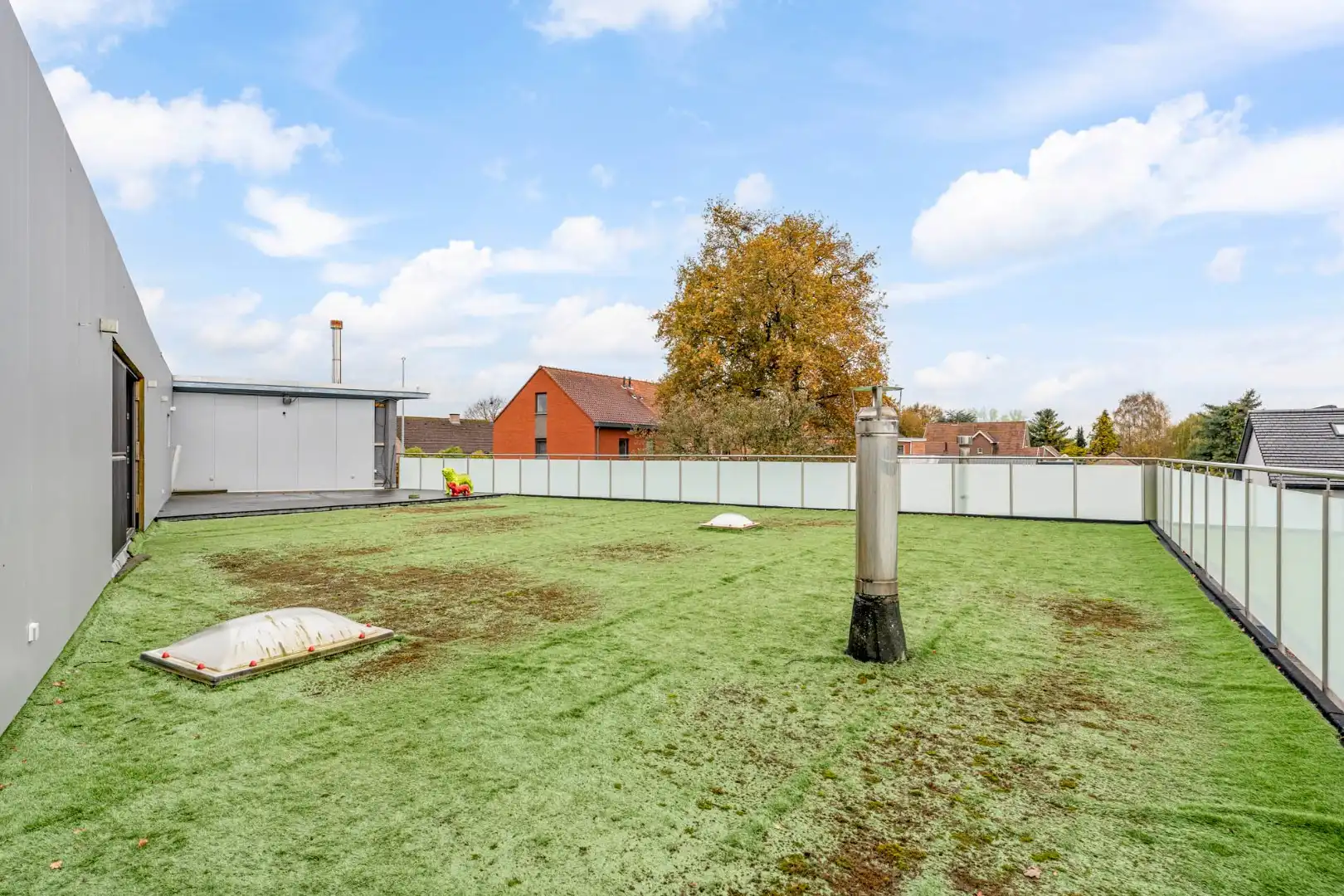 Bedrijfsgebouw met kantoren, magazijnen en woonst - groot 2580 m² foto 27