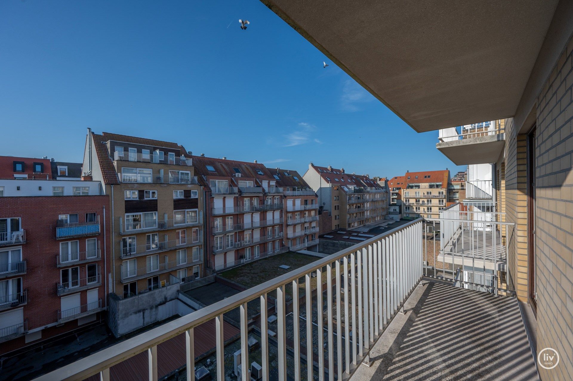 Uniek gerenoveerd appartement met een prachtige gevelbreedte centraal gelegen op de Lippenslaan te Knokke.  foto 22