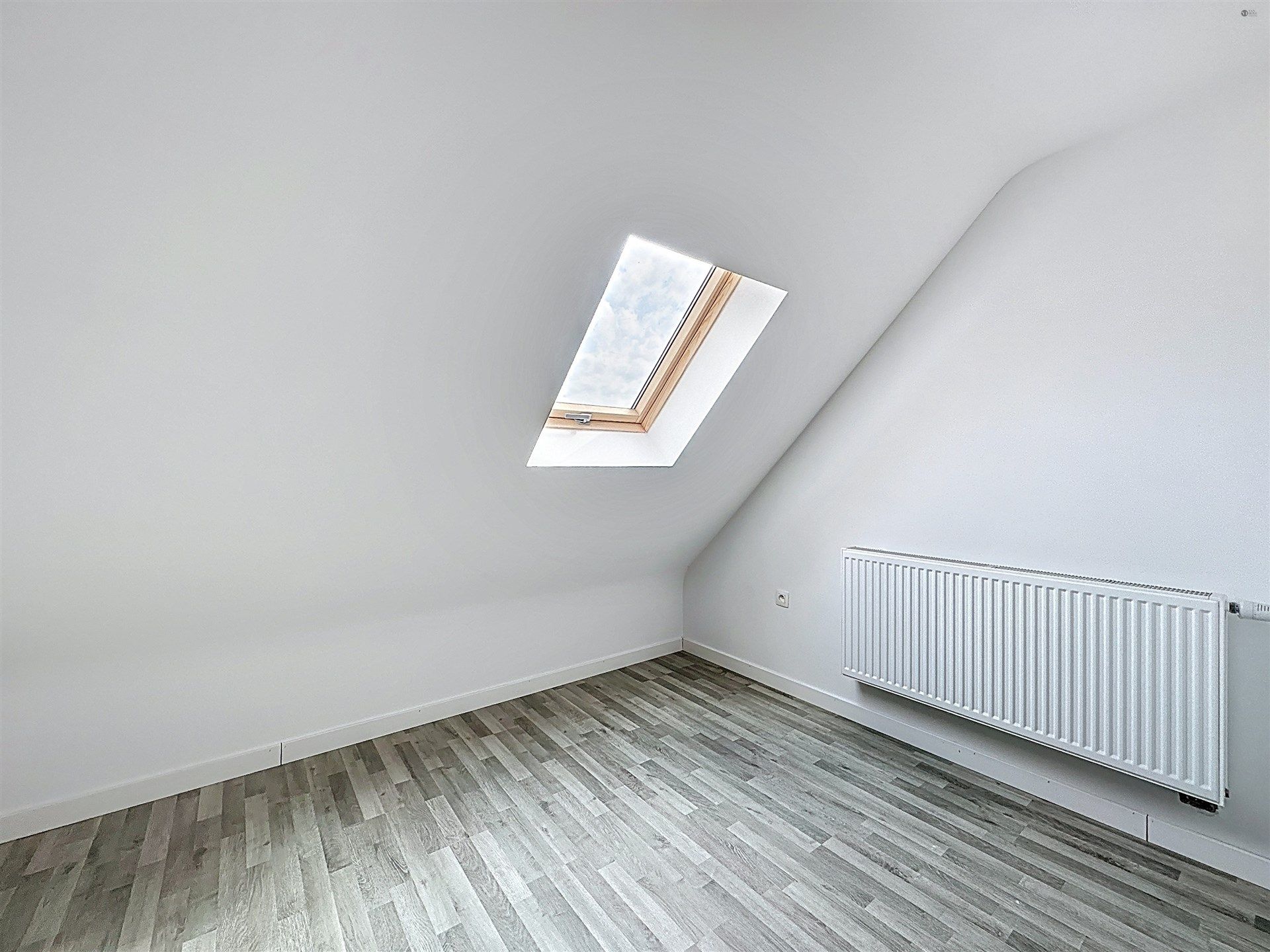 Instapklare halfopen bebouwing met 4 slaapkamers en ruime oprit! foto 19