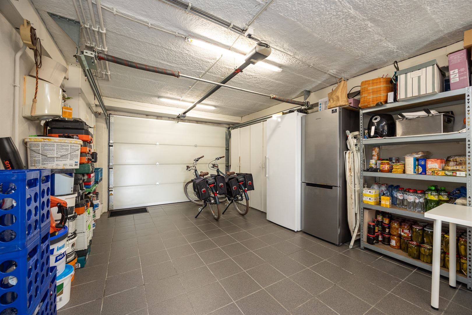 Gerenoveerde woning met garage, oprit en tuin foto 19