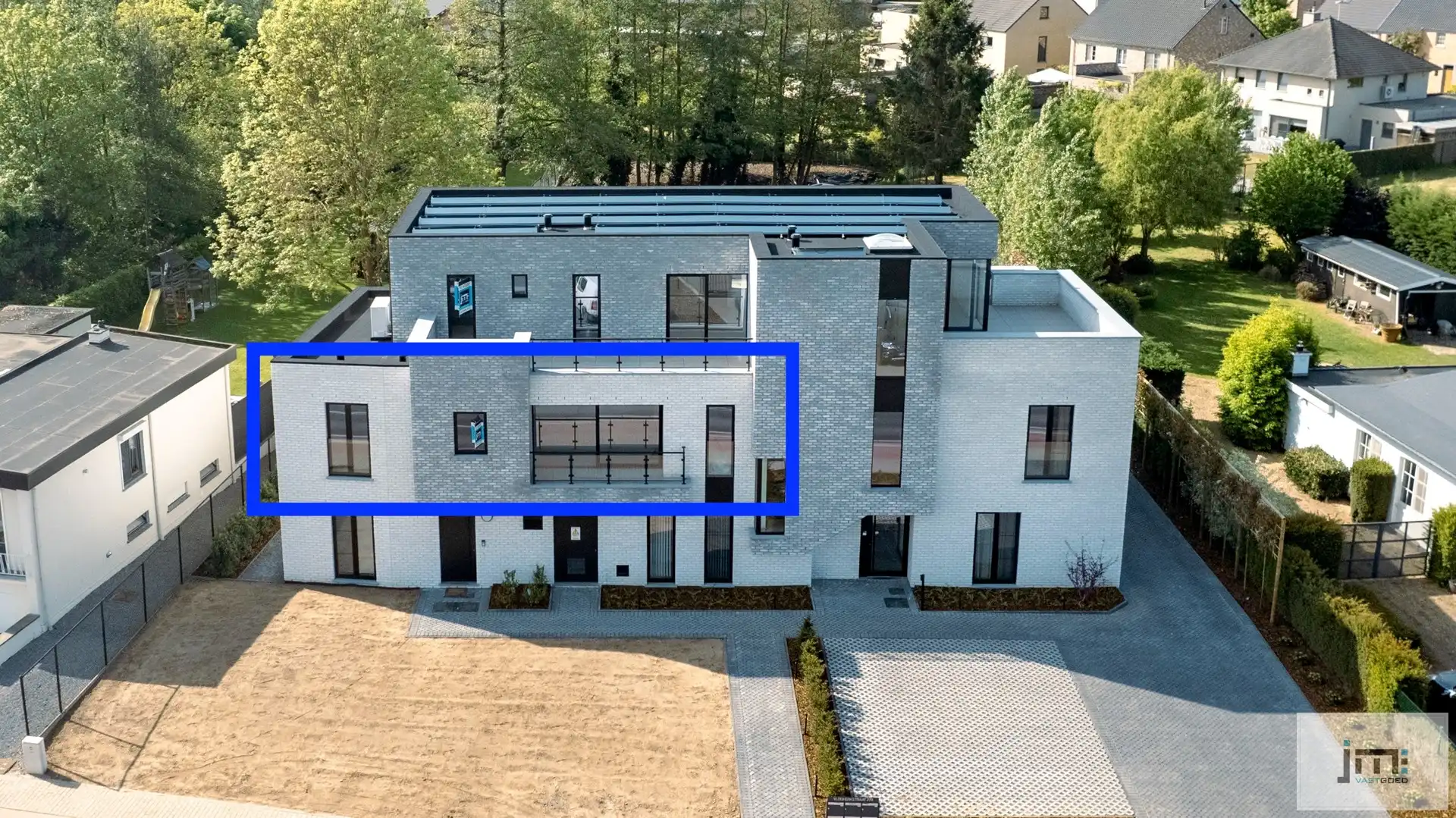 Prachtig appartement met 3 slaapkamers, carport en tuinberging foto {{pictureIndex}}