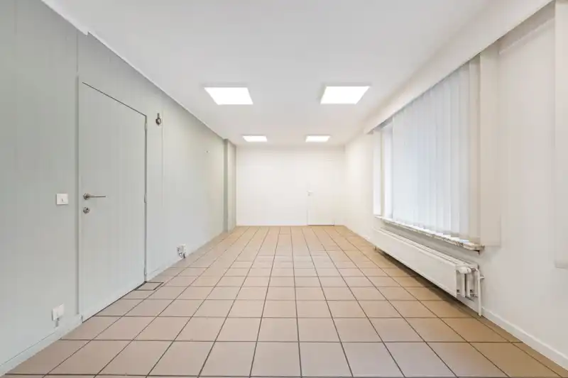 Ruim gelijkvloers pand met potentieel – 140 m² – om te vormen tot appartement foto 3