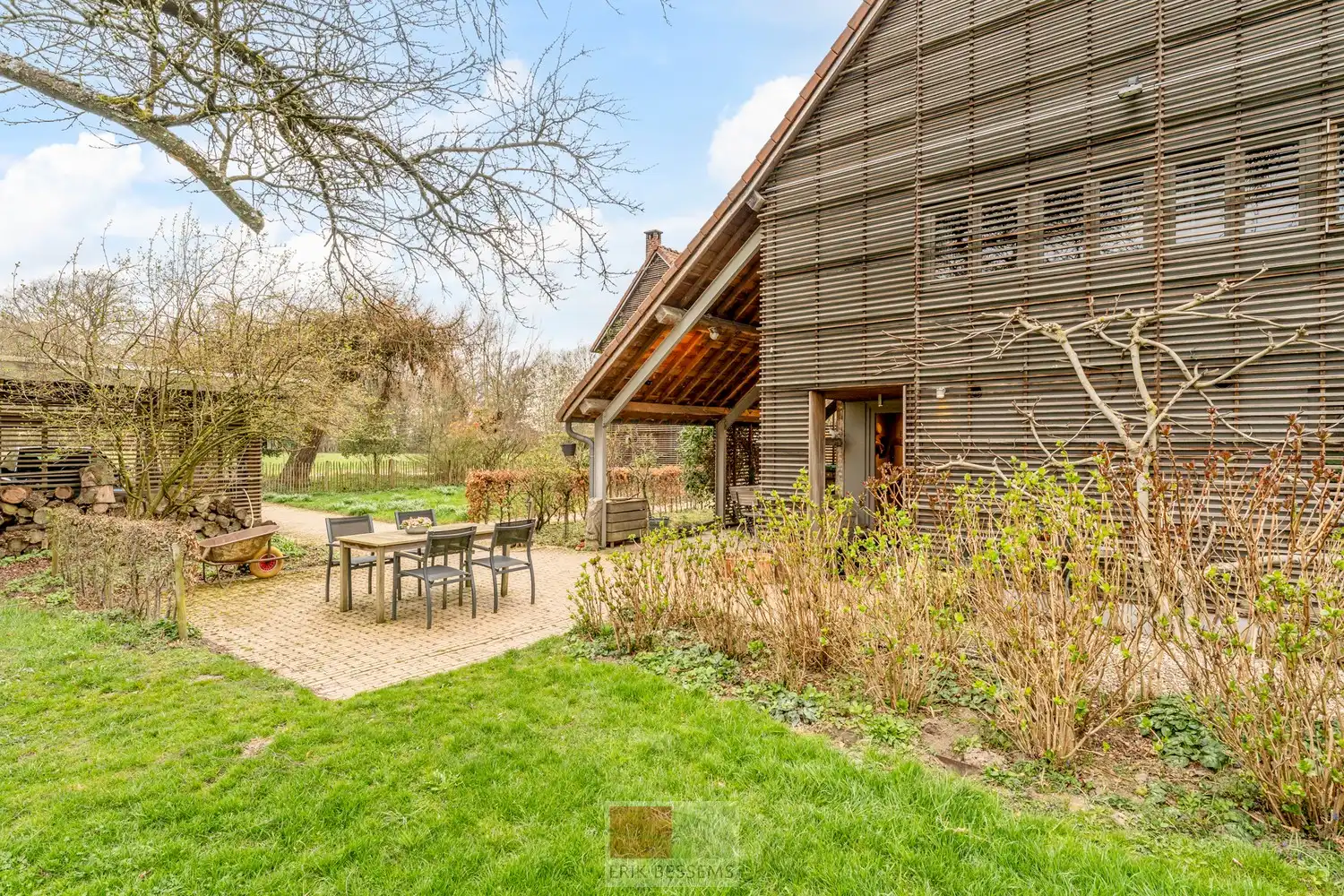 Een zeer karaktervol woonerf van maar liefst 3996 m² met bijzondere uitstraling, bestaande uit een prachtige hoofdwoning (voormalige schuur en stallen) en een charmant vakwerkhuis. foto 39