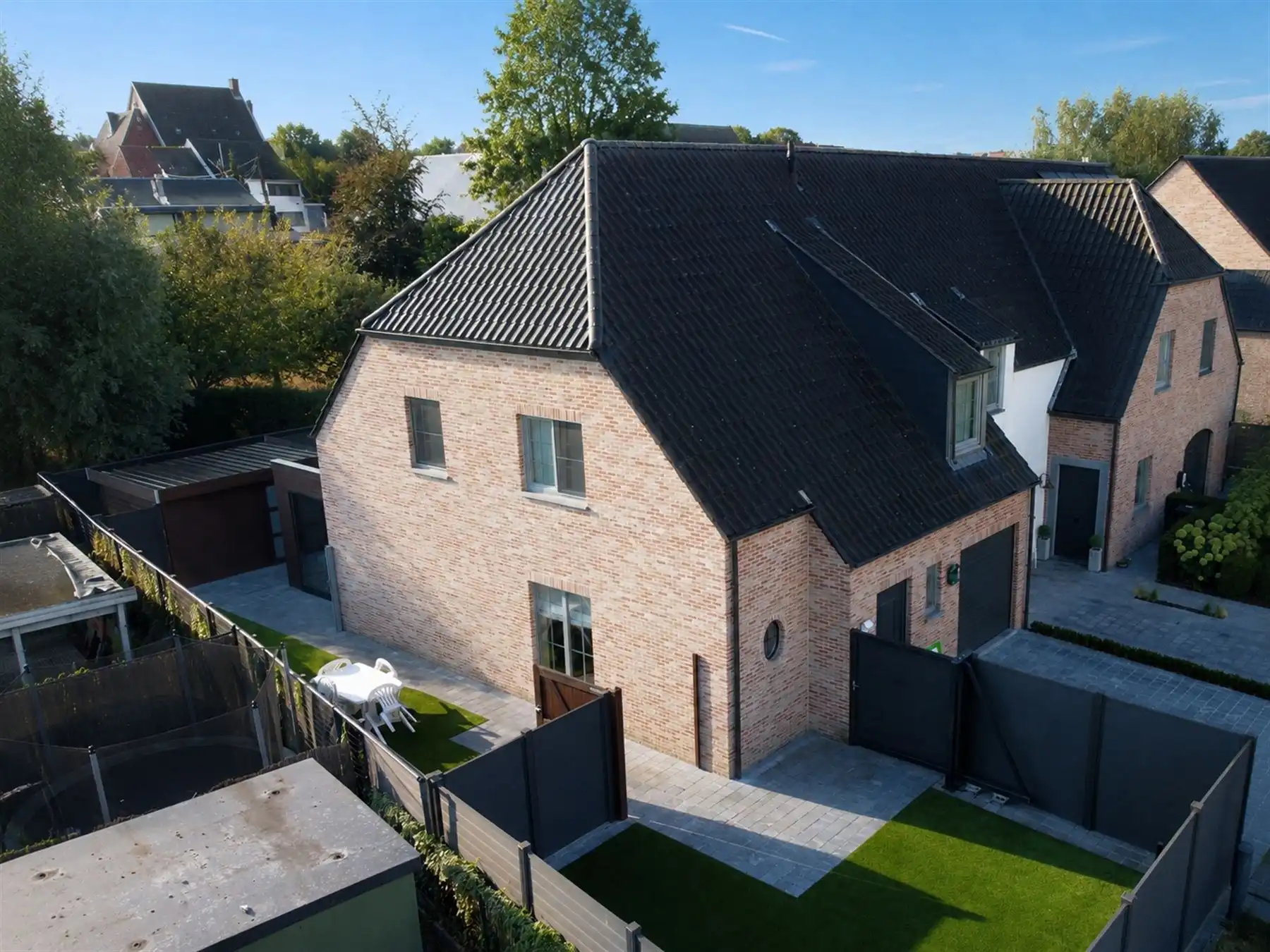 Recente woning met drie ruime slaapkamers en garage foto 2