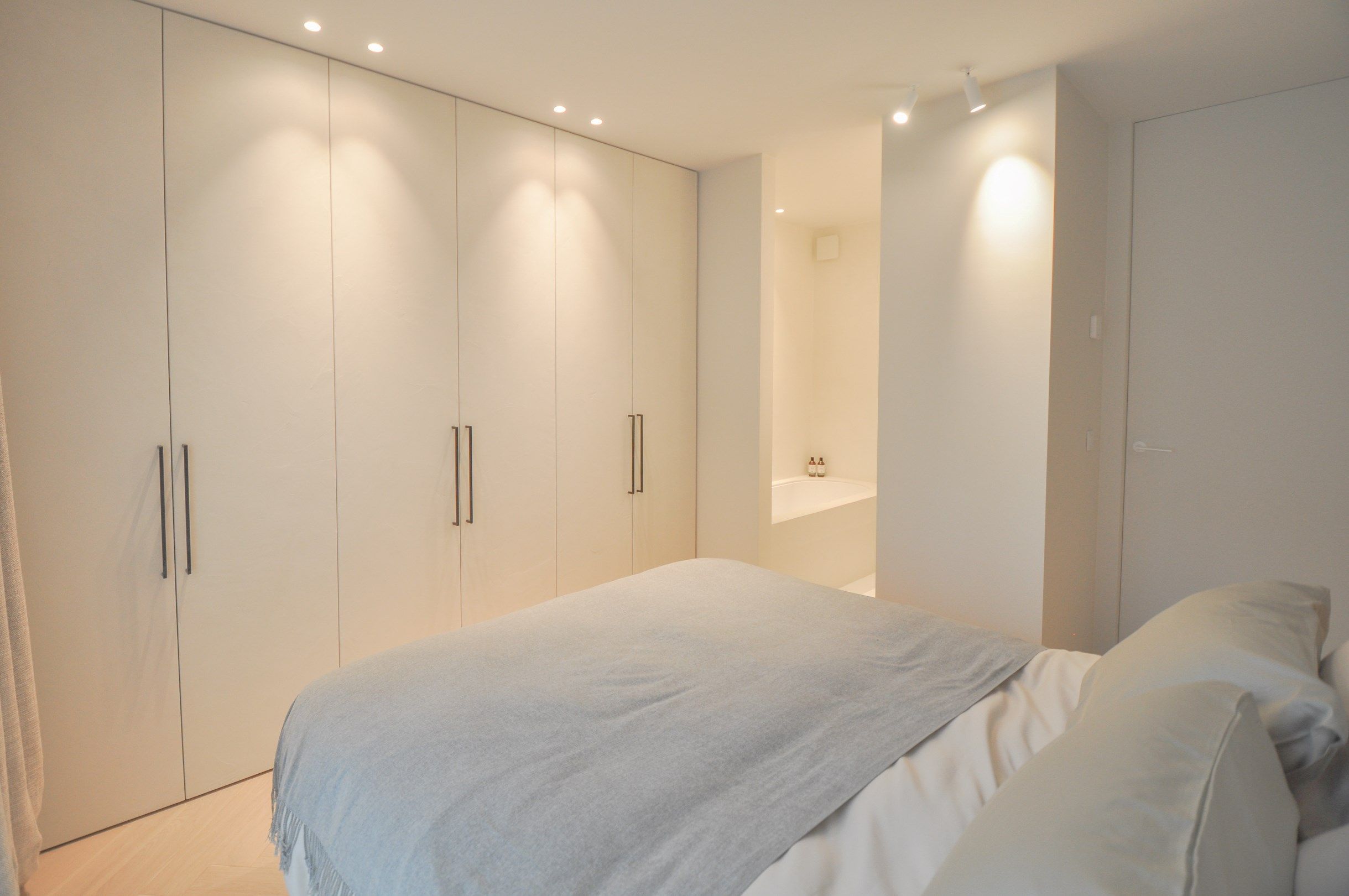Uitzonderlijk ,tijdloos volledig gerenoveerd appartement met een open zicht . foto 15
