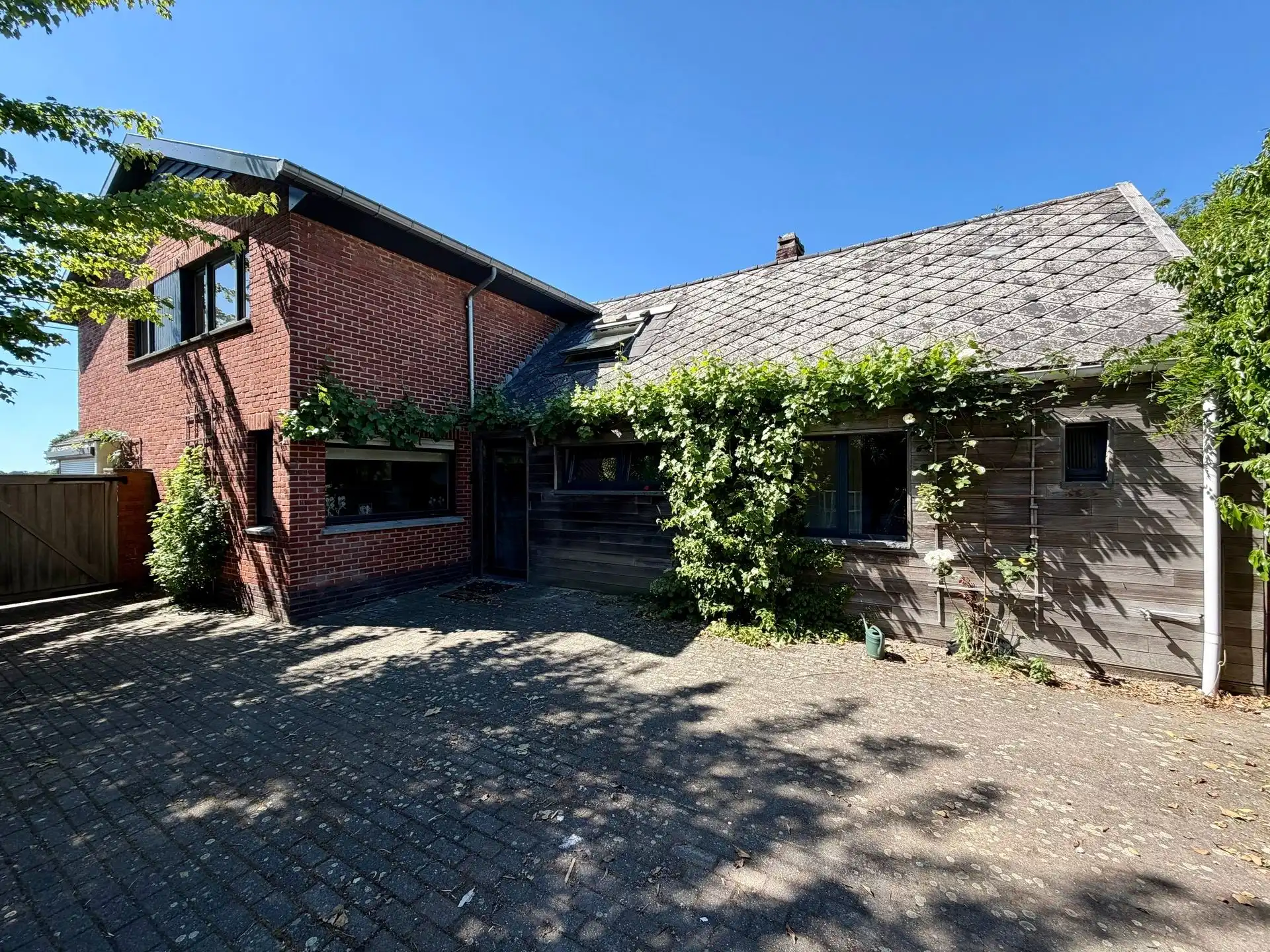 Vrijstaande woning op 25 are met uitzonderlijk renovatiepotentieel in het groen. foto 2