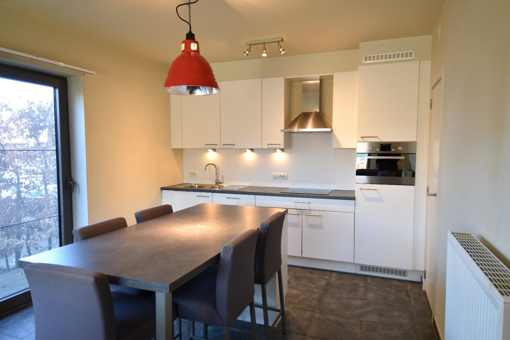 Recent 1-slaapkamerappartement (BJ 2017) met autostaanplaats te koop in een groene omgeving te Heule foto 2