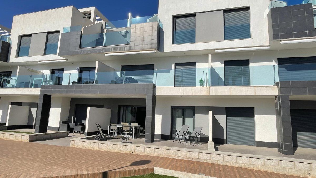 Mooi gelijkvloers appartement met 2 slpks en 2 badkamers foto {{pictureIndex}}