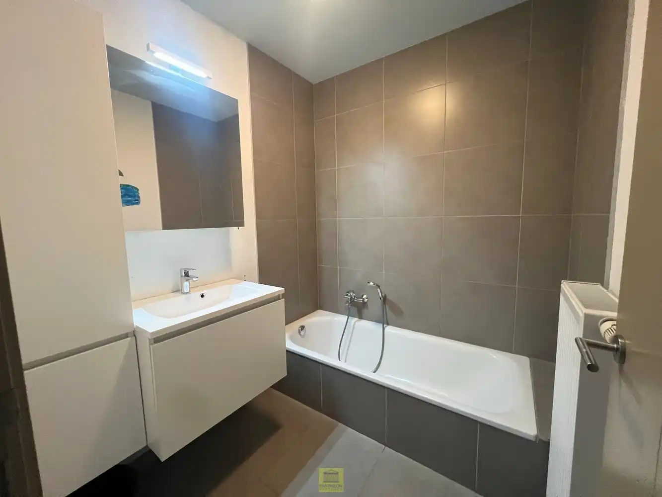 Instapklaar gelijkvloers - 2 slaapkamers - Op toplocatie foto 8