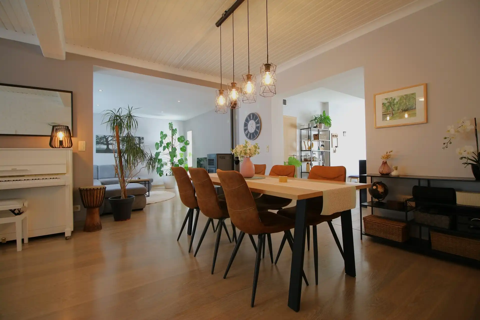 Instapklare gerenoveerde woning met 4 slpks. en aparte garage in doodlopende straat foto 2