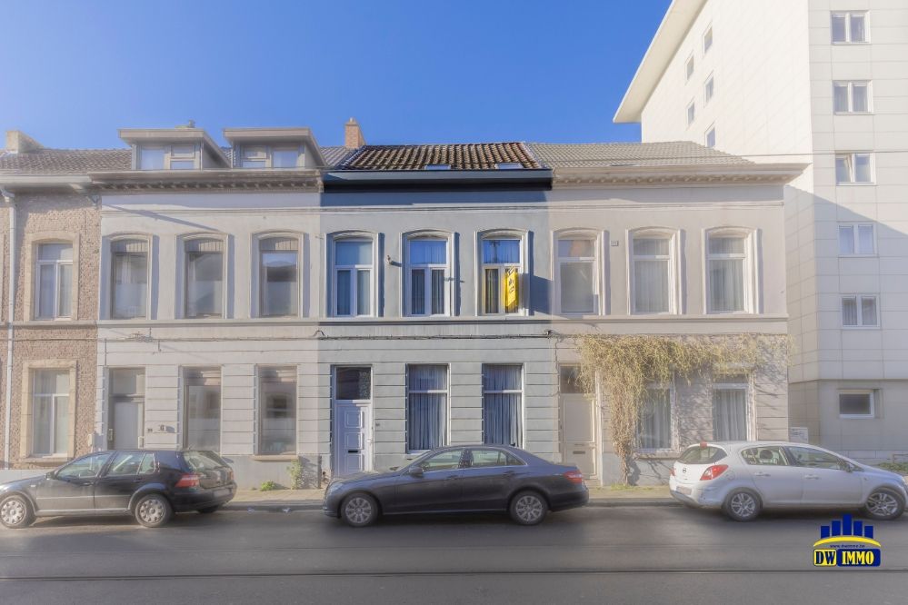 Ruime woning in het hart van Ledeberg met 5 slaapkamers te koop foto {{pictureIndex}}