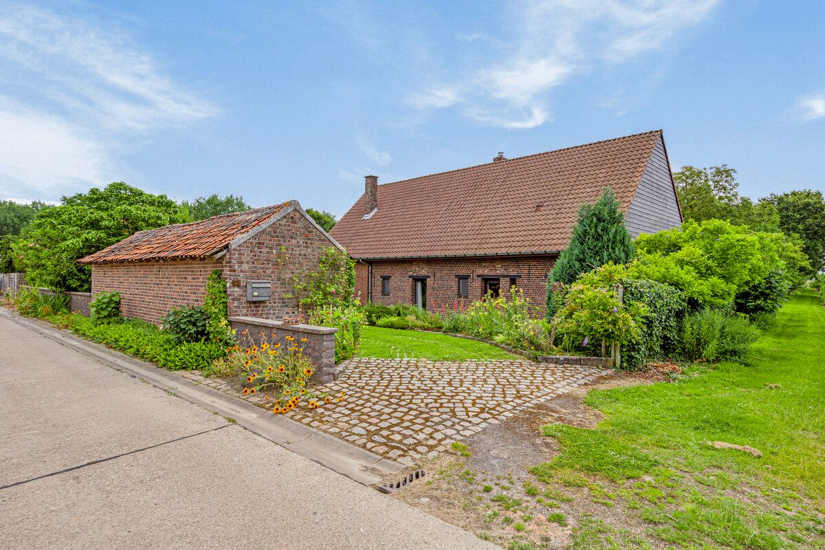 Charmante villa te koop met sprookjesachtige tuin foto 4