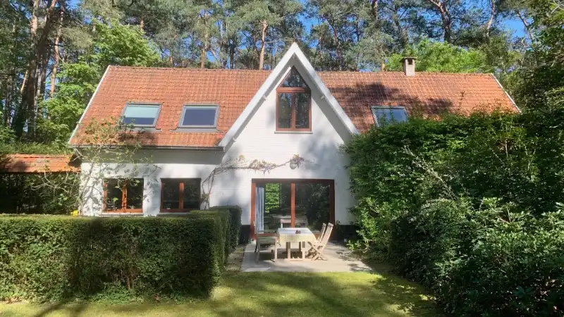 Hoofdfoto van de publicatie: Sfeervolle villa met aangelegde tuin in rustige bosomgeving op 38 are