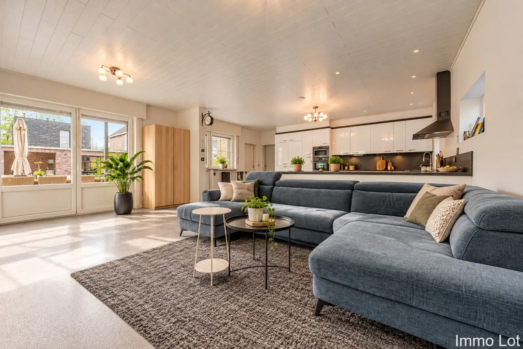 Woning met groot magazijn, dubbele garage en apart bureau foto 2