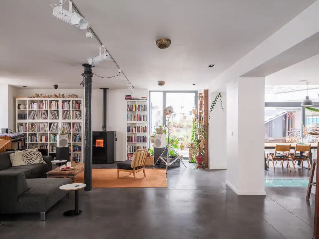 Bijzonder ruime duplex loft (263 m2&nbsp;bvo) met buitenruimte, 3 slaapkamers, 2 badkamers en inpandige garage nabij de Vrijdagsmarkt. foto 2