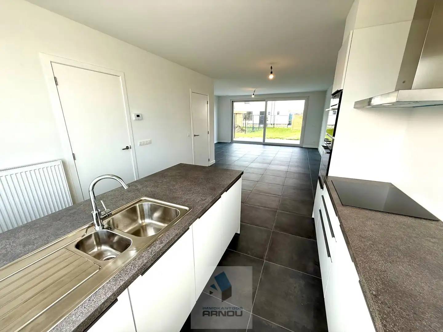 Nieuwbouwwoning met 3 slaapkamers, tuin en carport foto 9