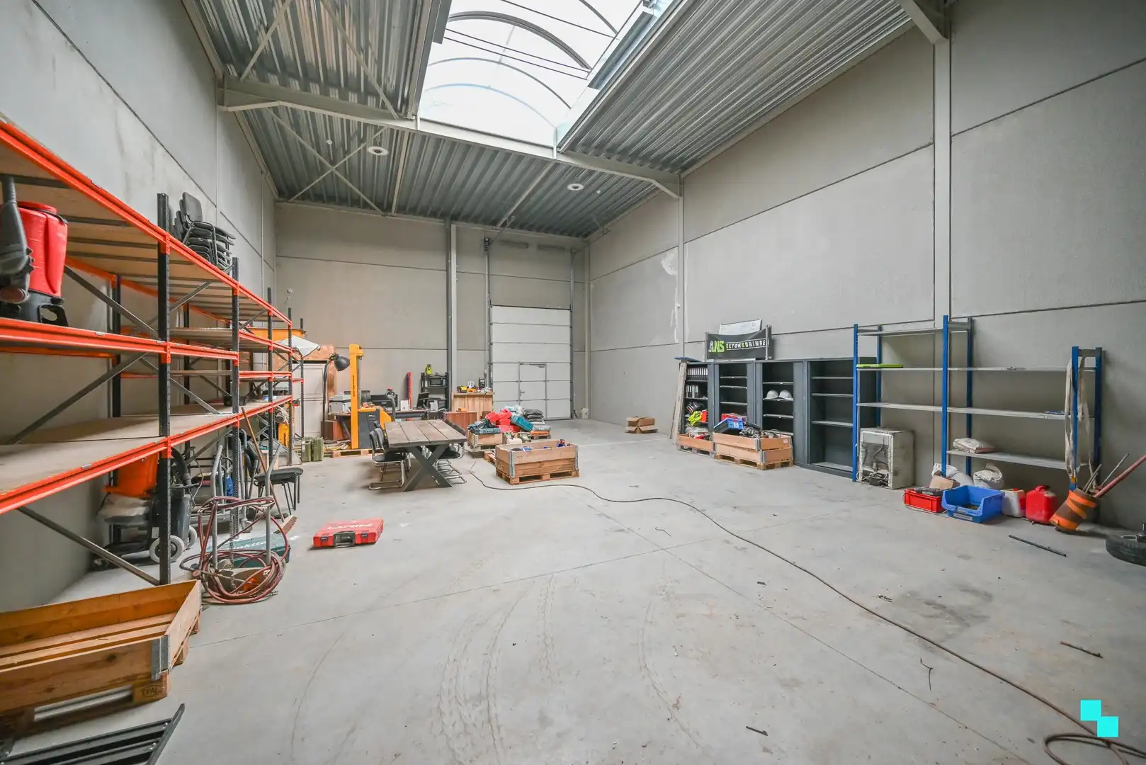 Magazijn met automatische sectionaalpoort in Waregem foto {{pictureIndex}}