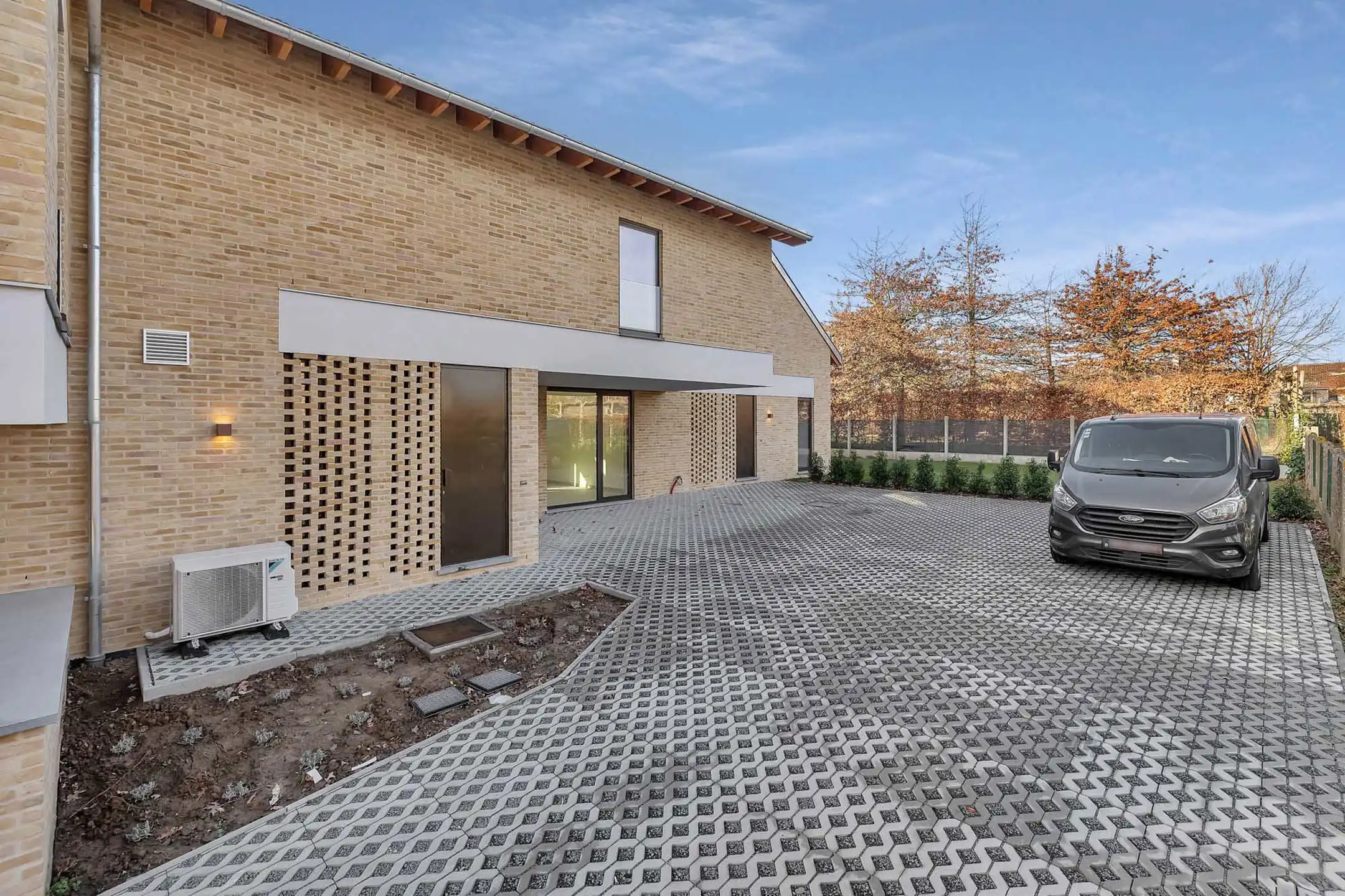 Prachtige nieuwbouwwoning in uniek woonerf foto 4