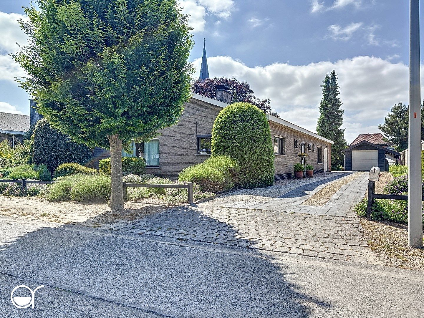 Hoofdfoto van de publicatie: Rustig gelegen bungalow met tuin en 2 garages in Vosselare