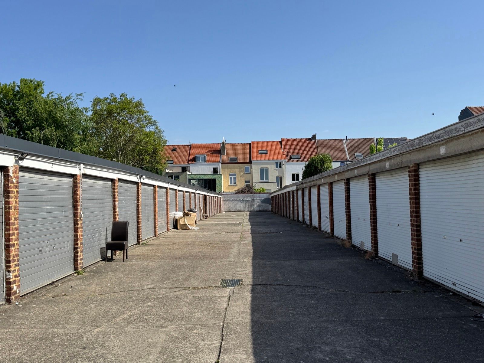 Geheel van 36 garages (vernieuwde poorten en dak) foto 2