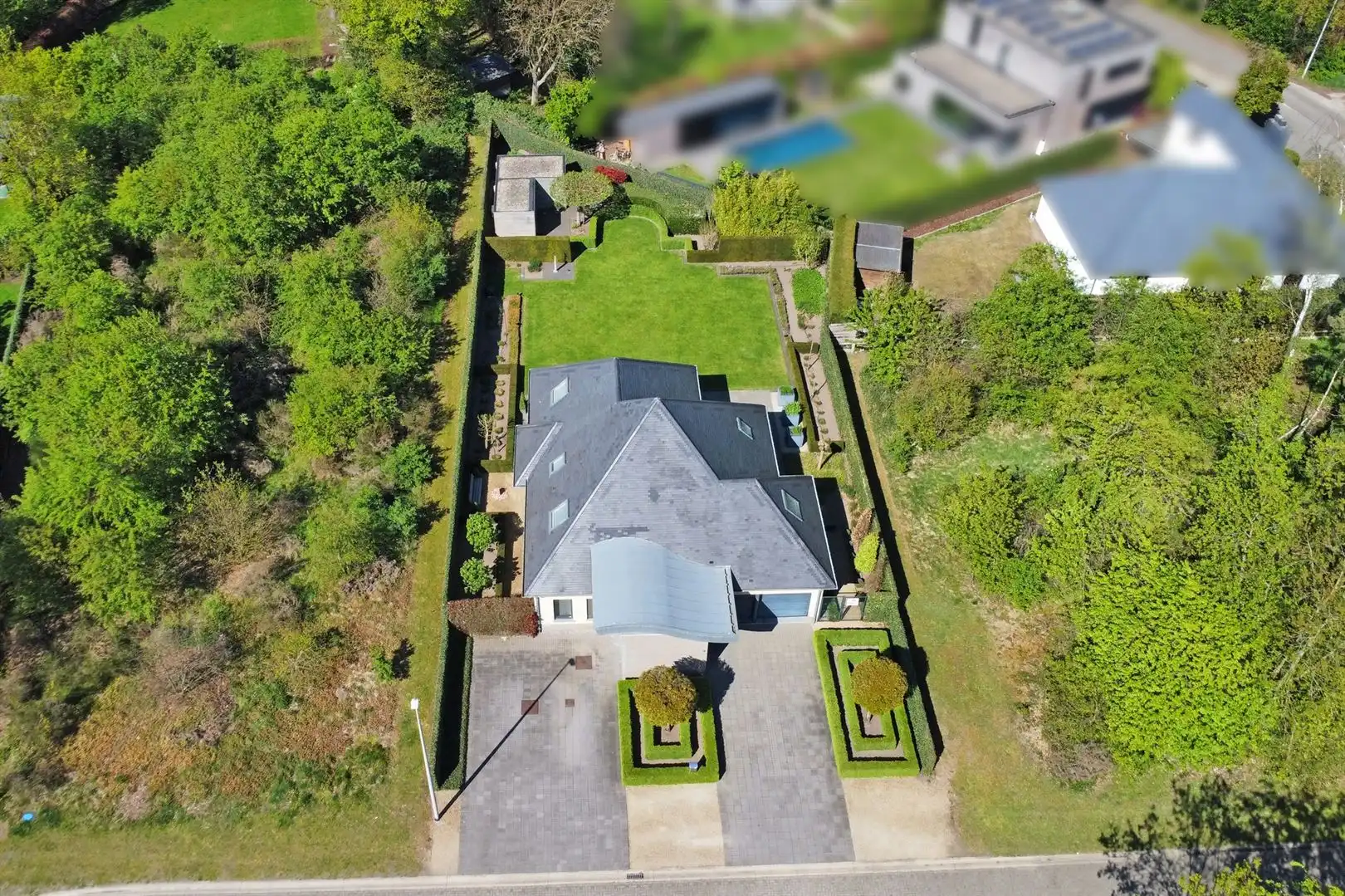 Goed onderhouden villa nabij het centrum foto {{pictureIndex}}