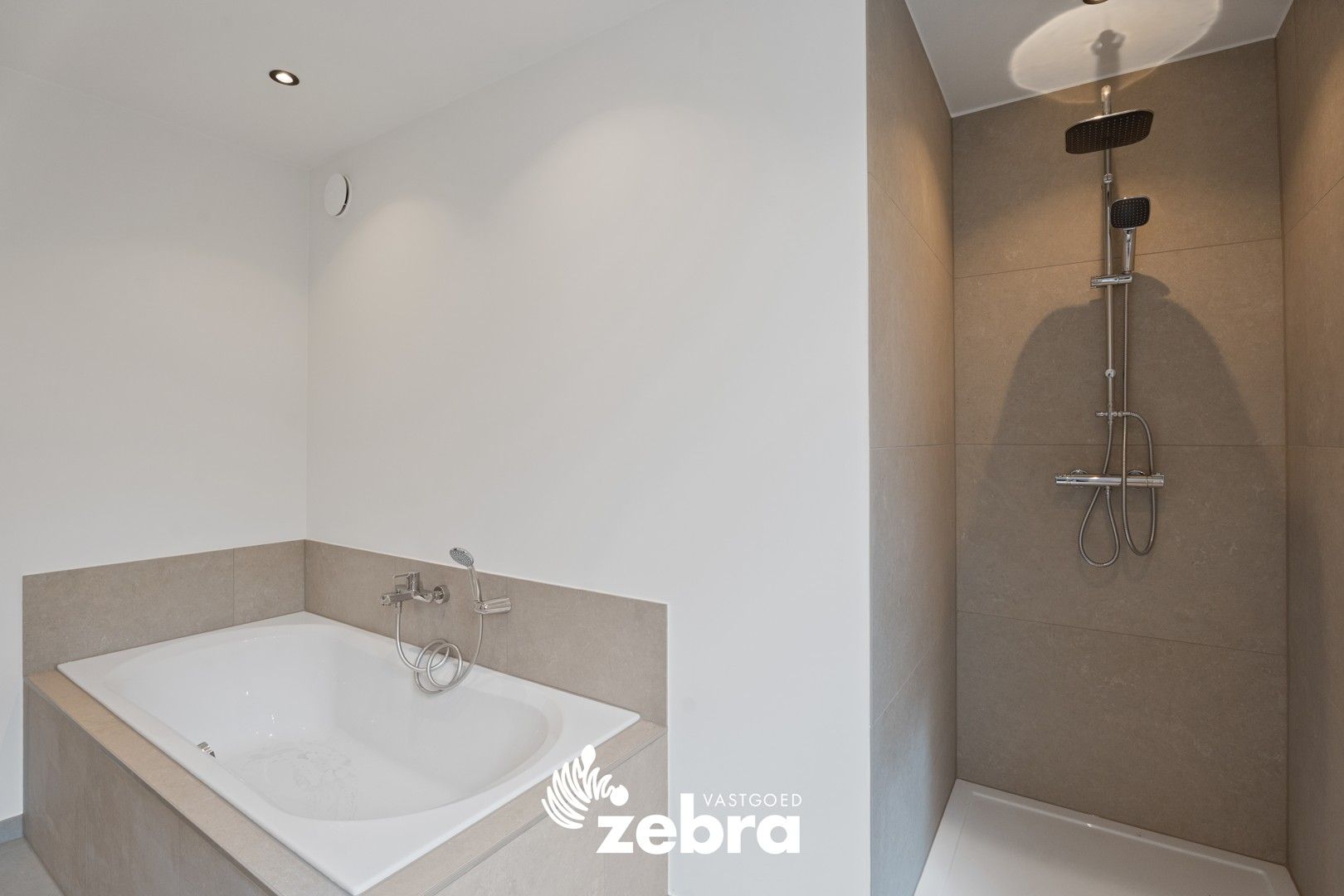 Gerenoveerde & energiezuinige woning met uitweg te Ledegem! foto 13