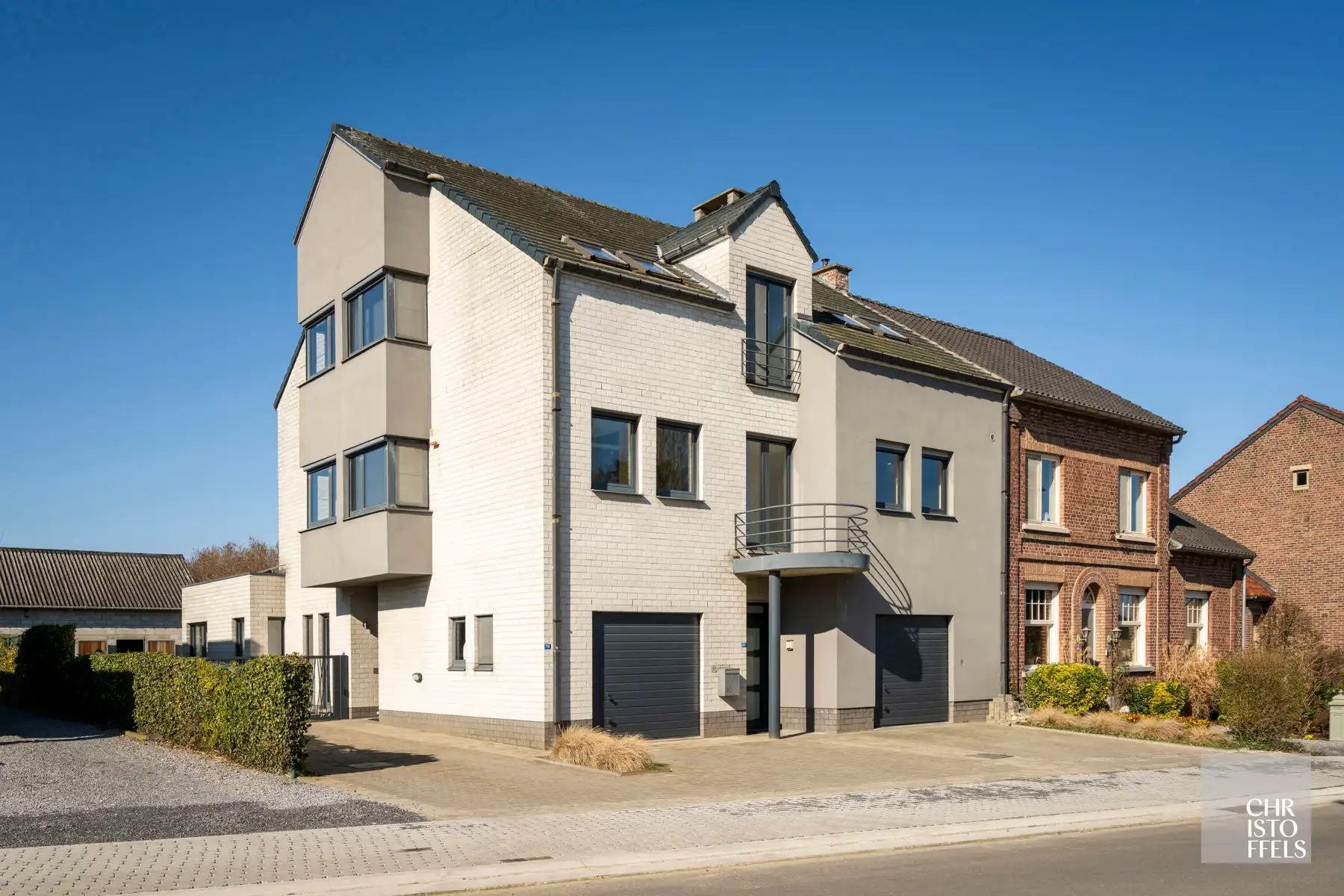 Vergunde tweewoonst met paardenaccommodatie op 3.721 m²  foto {{pictureIndex}}