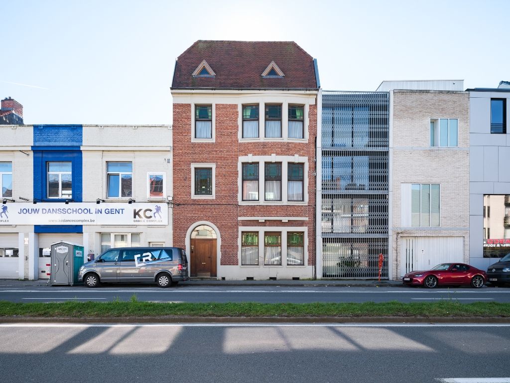 Op te frissen, karaktervolle art déco herenwoning naar de hand van architect J. Hebbelynck met aangename stadstuin met bijzonder veel potentieel. foto 24