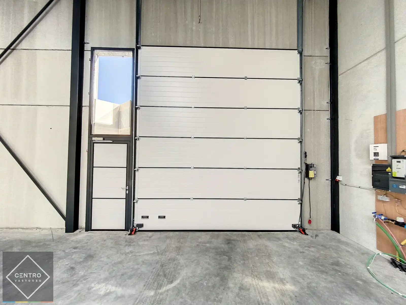 NB LOODS (311m2) TE HUUR, voorzien van alle nutsvoorzieningen en een vrije hoogte van 6,2m (tussenverdieping mogelijk). Op ambachtelijke zone te Jabbeke. foto 3