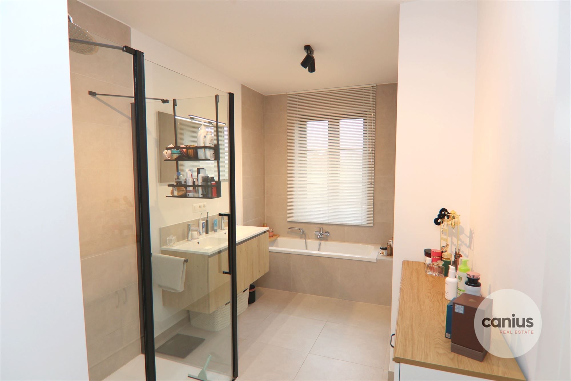 RUSTIG GELEGEN WONING MET 3 SLKS foto 8