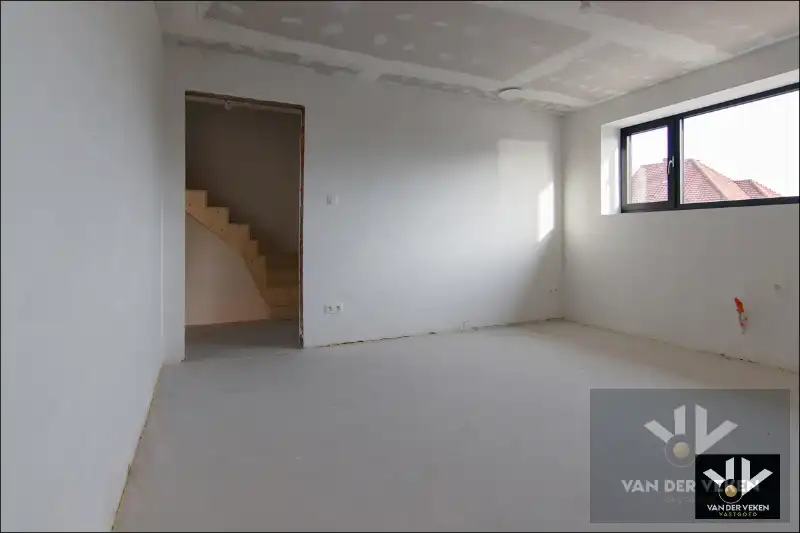 TOTAAL VERNIEUWDE WONING - ENKEL NOG AFWERKEN NAAR EIGEN SMAAK EN INZICHT foto 9