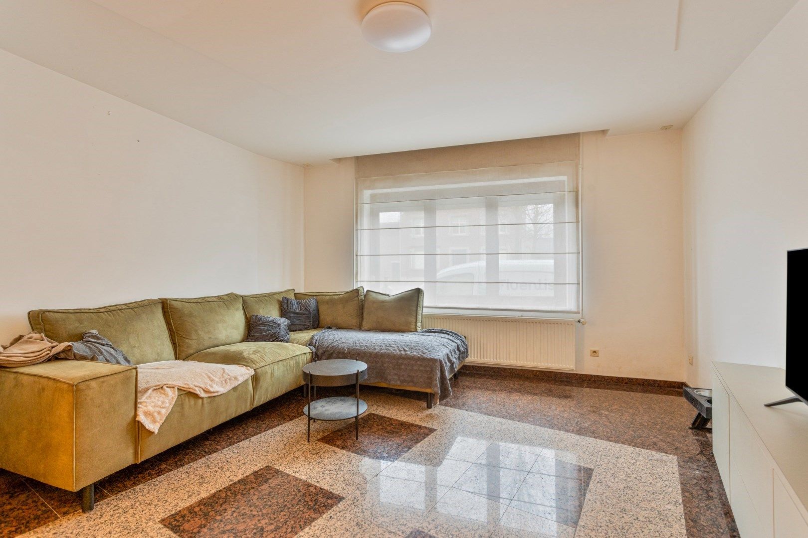 Verrassend ruime woning met knap terras en diepe tuin foto 3