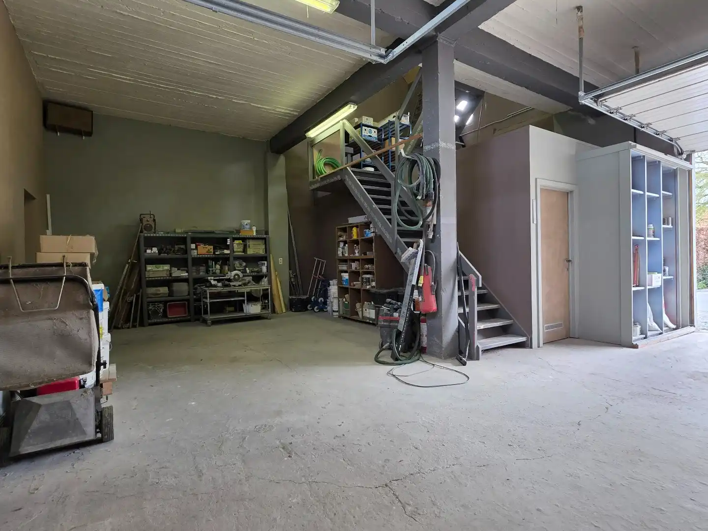 Vlot bereikbaar, veelzijdig atelier/magazijn in Beveren-Leie - geschikt voor diverse doeleinden! foto {{pictureIndex}}