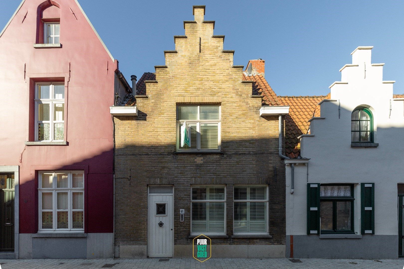 Gerenoveerde trapgevelwoning met zonnepanelen en terras in hartje Brugge. foto {{pictureIndex}}