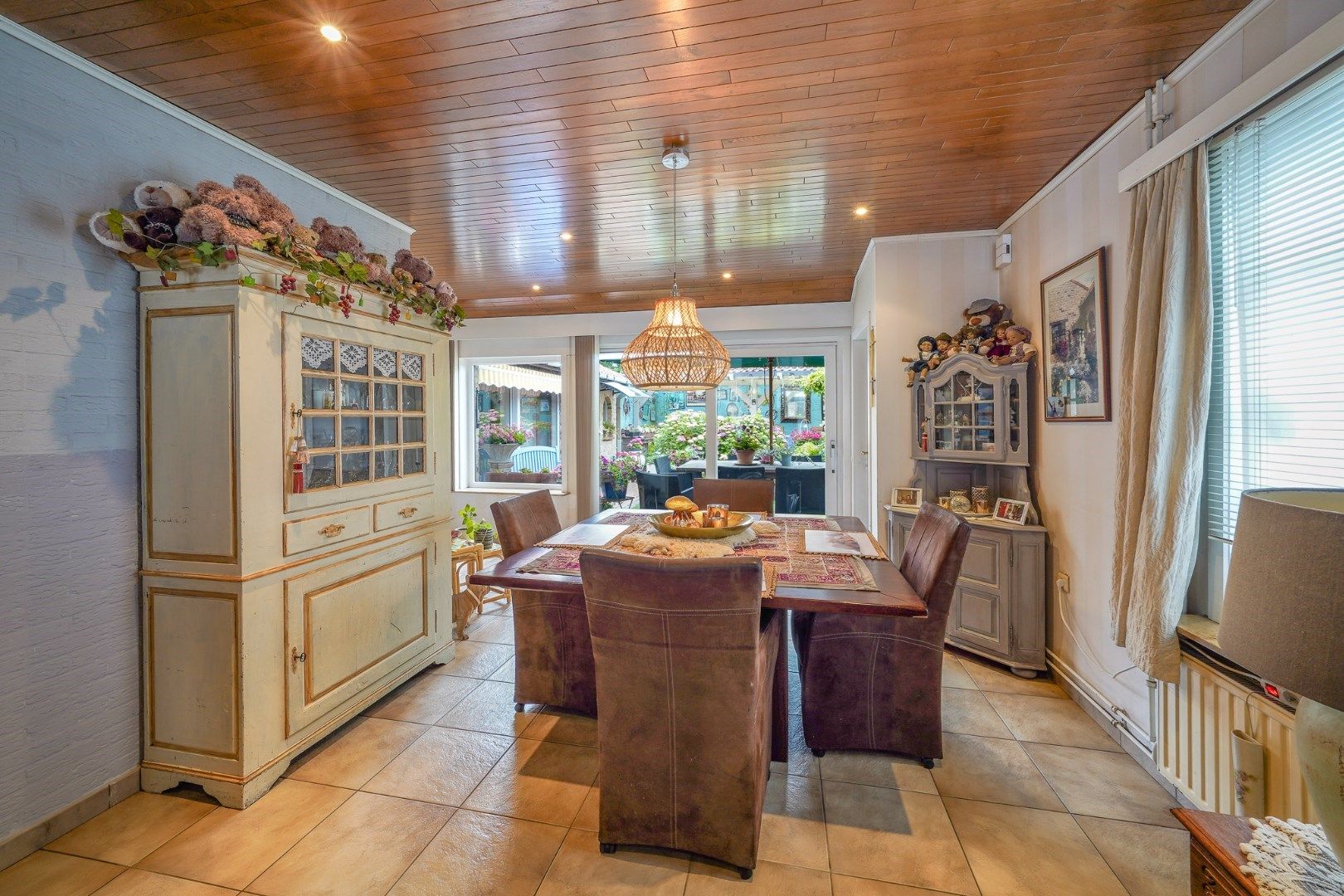Ruime woning met drie slaapkamers - met loods/garage  foto 9