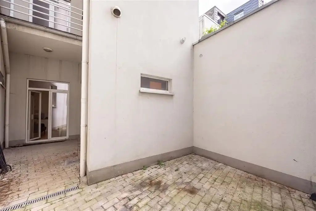 Instapklaar gelijkvloers appartement met stadskoer foto 10