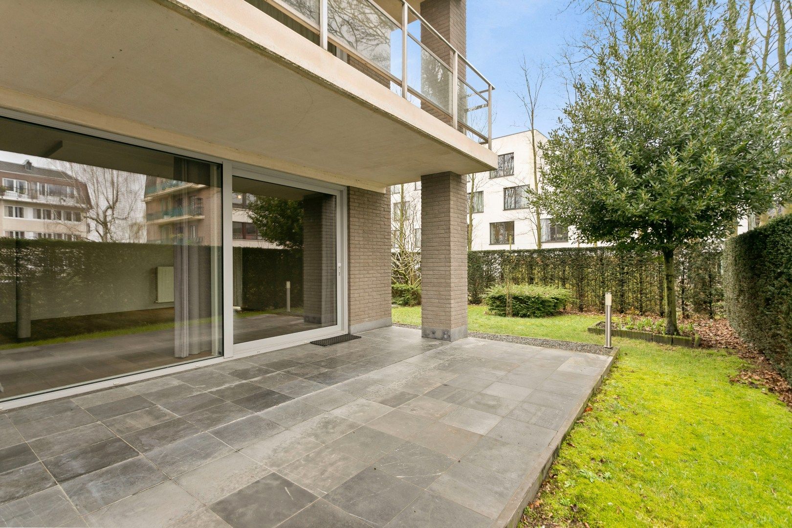 Prachtig gelijkvloers  3 slaapkamer appartement met tuin van 389m2 foto {{pictureIndex}}