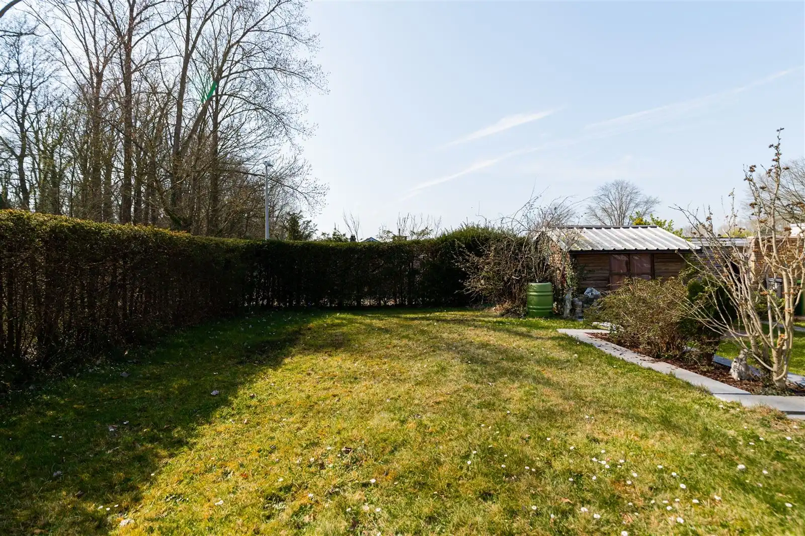 Halfopen bungalow met zonnige ruime tuin foto 13