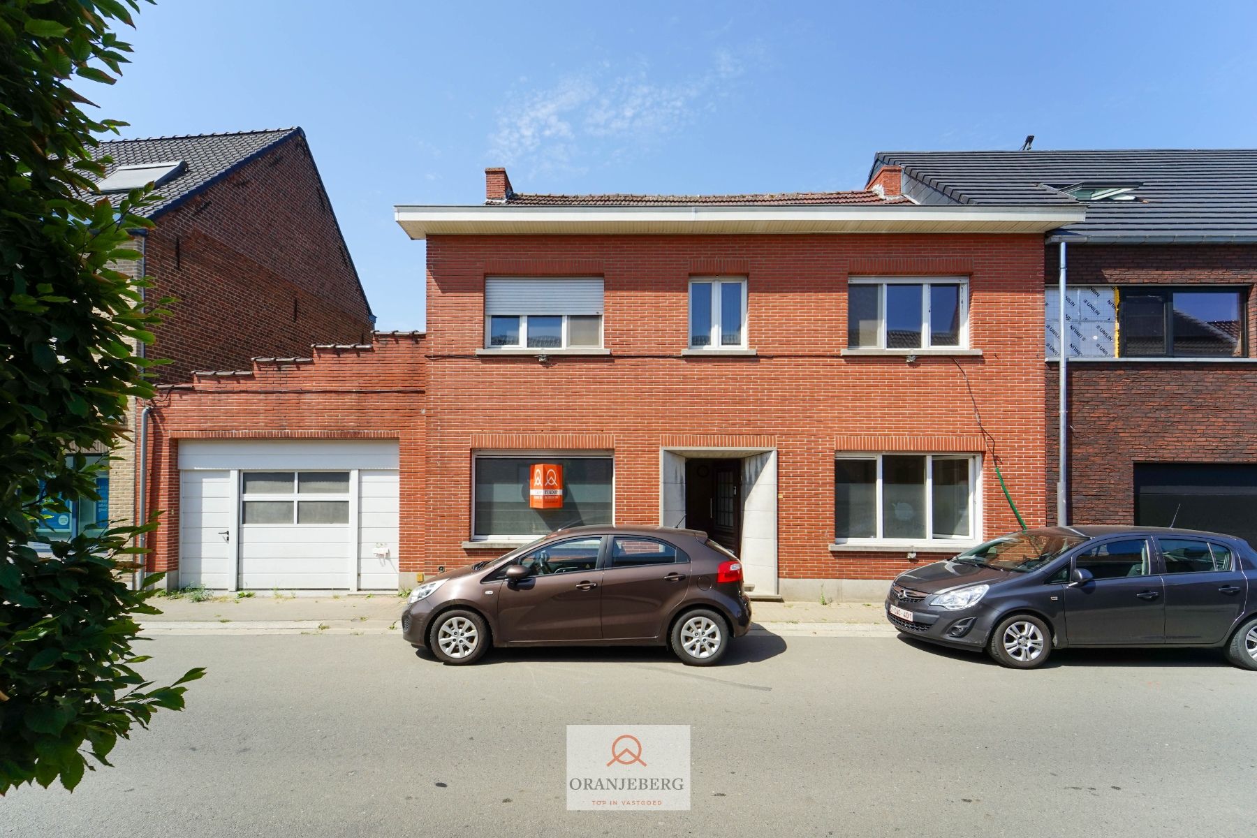 Hoofdfoto van de publicatie: Ideaal te renoveren rijwoning + werkplaats + garage + tuin voor 591m²