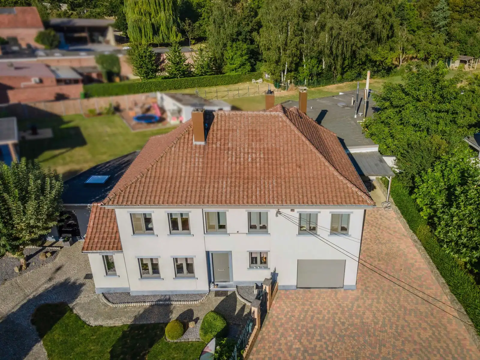 Handelszaak met woonst op toplocatie foto {{pictureIndex}}