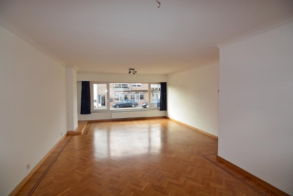 Gelijkvloers appartement met 2 slpk, terras en garage. foto 2