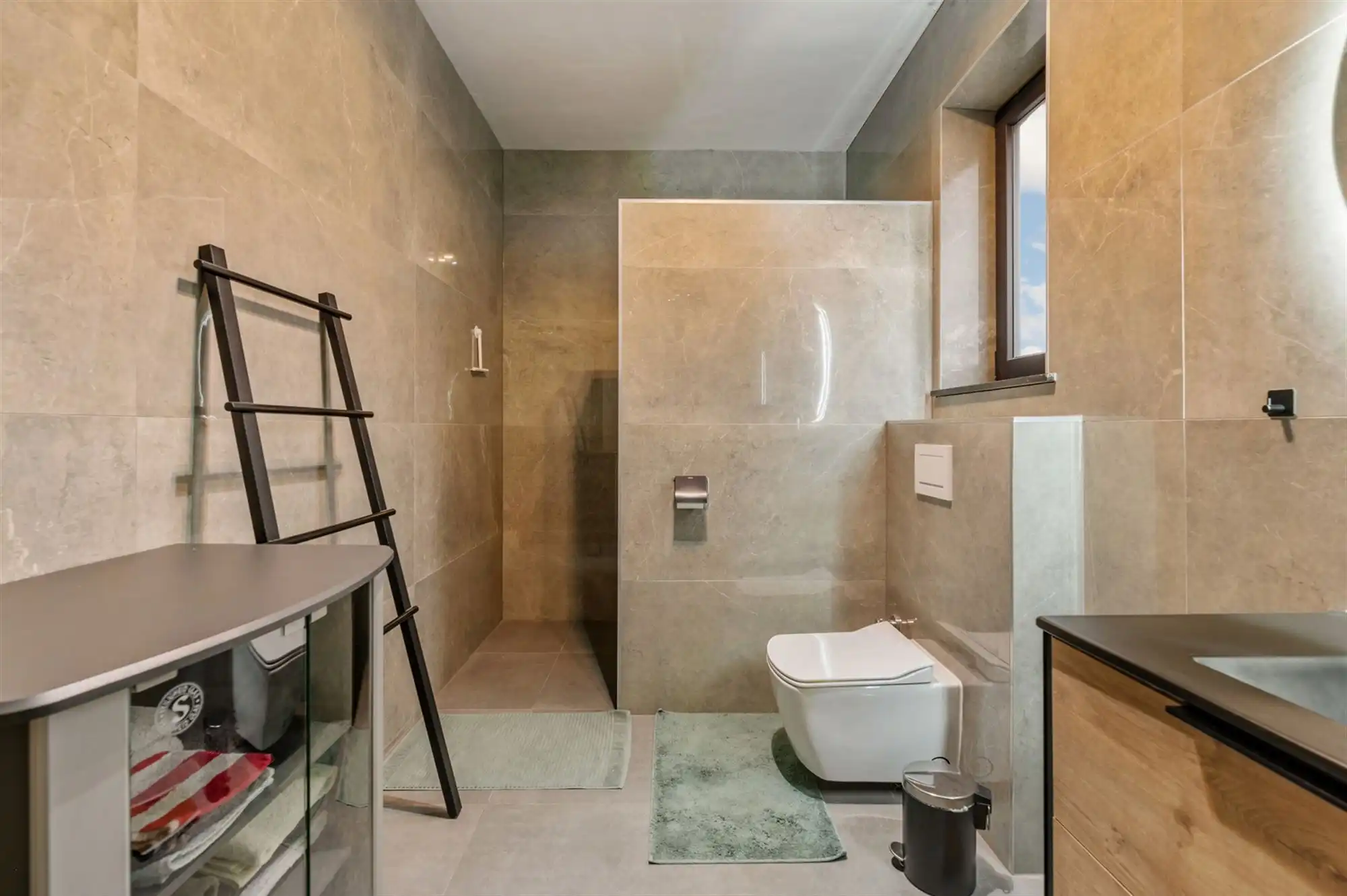 PERFECT ONDERHOUDEN GELIJKVLOERS APPARTEMENT MET 3 SLAAPKAMERS EN PRIVATE TUIN VAN 8A90CA TE KORSPEL foto 16