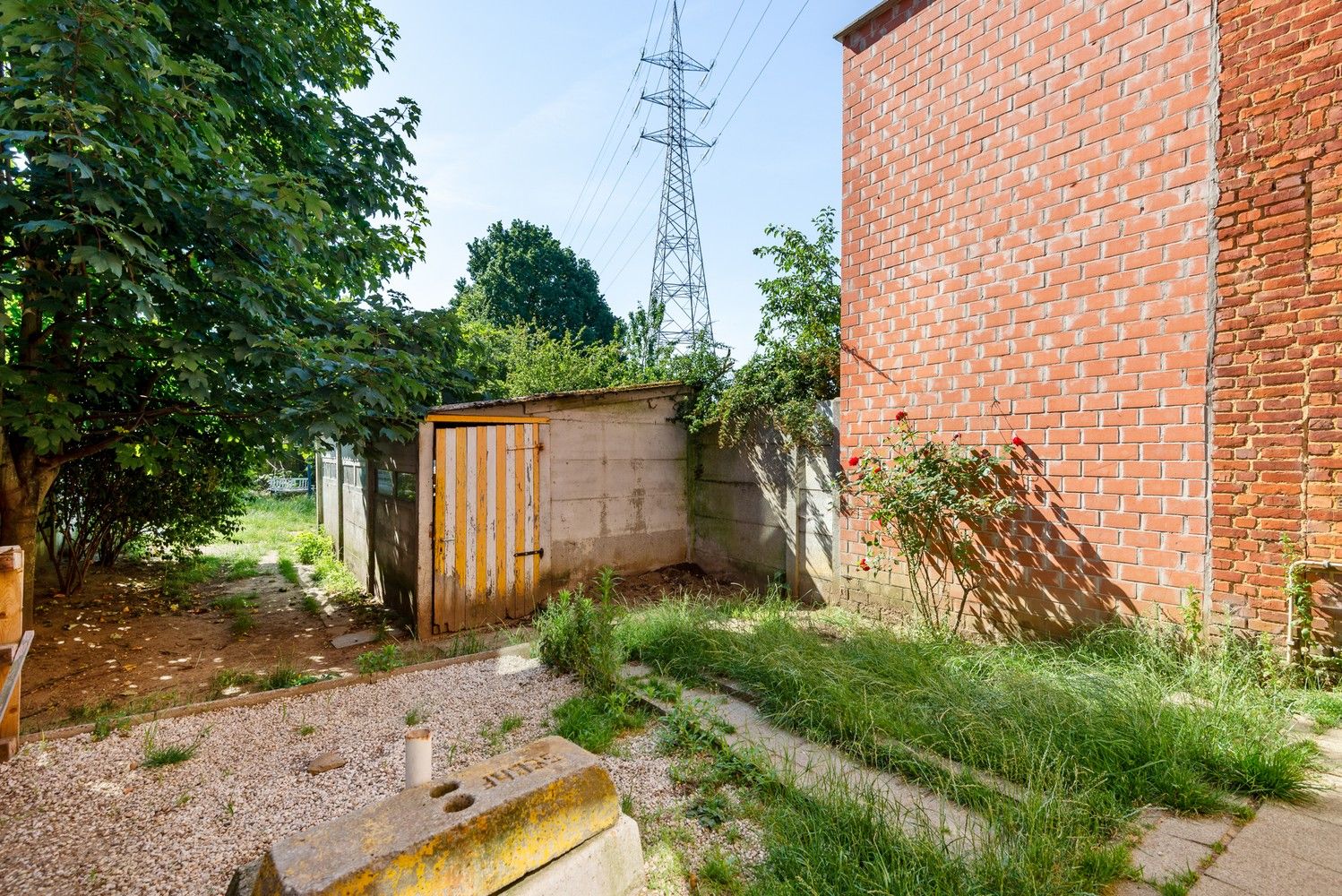 Te renoveren woning met 3 slaapkamers en tuin in Wijnegem! foto 12