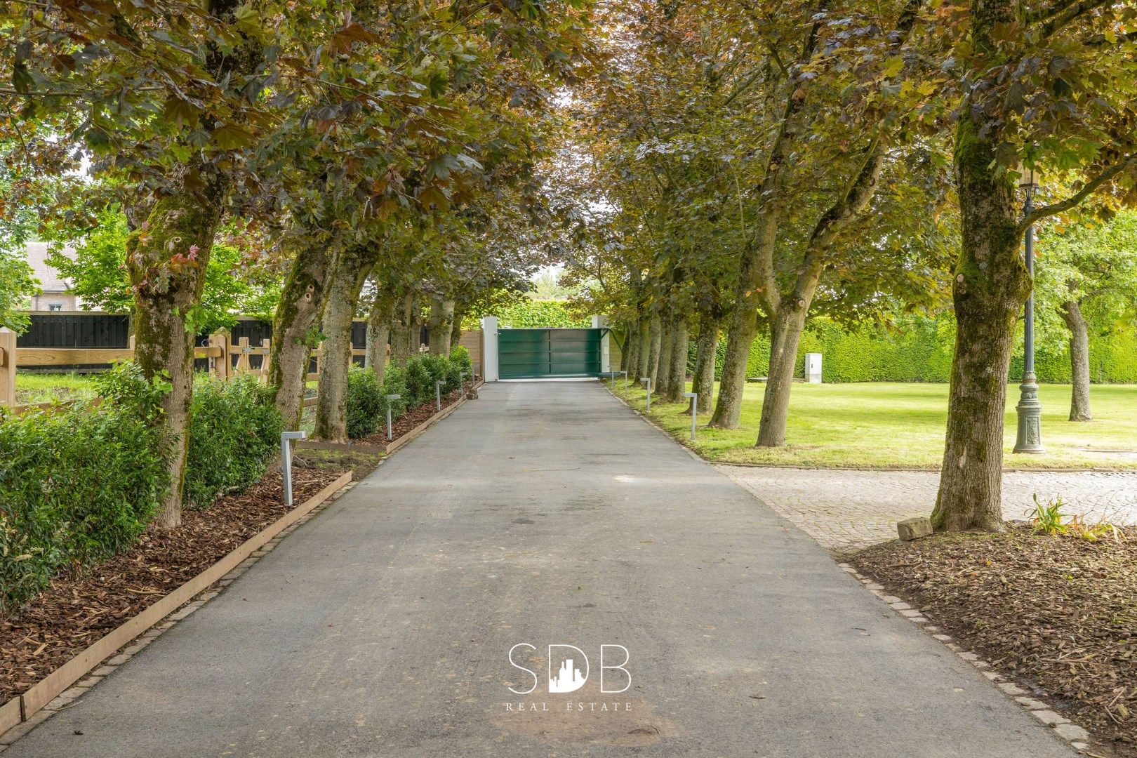 Prachtige villa met zwembad, paardenstallen, paddock en grasland op 1,3HA foto 4