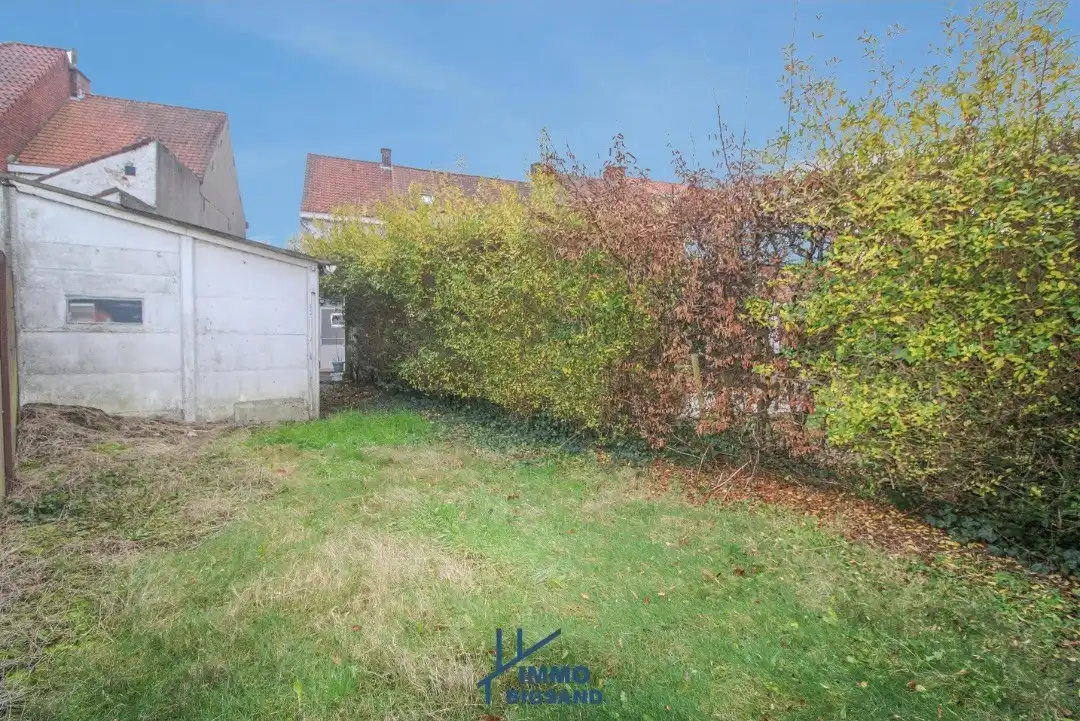 Halfopen woning met diepe oprit met garage en tuin foto 13
